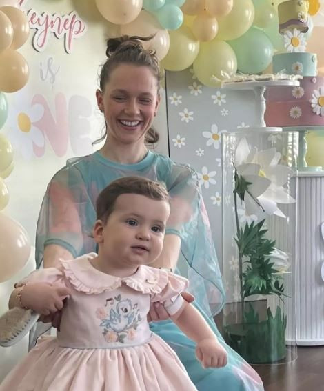 İkinci çocuklarını kucaklarına almaya hazırlanan Taner Ölmez ve Ece Çeşmioğlu'ndan yeni poz