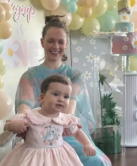 İkinci çocuklarını kucaklarına almaya hazırlanan Taner Ölmez ve Ece Çeşmioğlu'ndan yeni poz