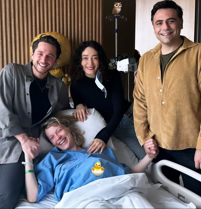 Taner Ölmez ile Ece Çeşmioğlu, ikinci çocuklarını kucağına aldı
