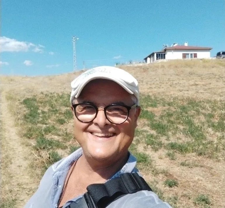 Her şeyi bırakıp memleketi Sivas'a köy evi yaptırdı