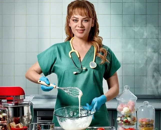 Sezen Aksu, Emel Müftüoğlu ve Demet Evgar 'Bahar' dizisi izlemek için bir araya geldi