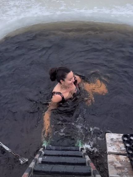 Finlandiya tatiline çıkan oyuncu Pelin Akil buz dolu göle girdi