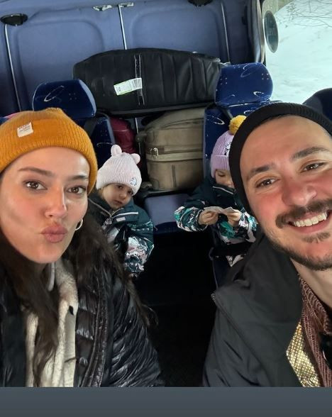 Finlandiya tatiline çıkan oyuncu Pelin Akil buz dolu göle girdi