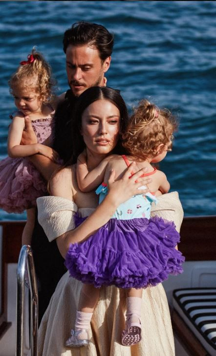 Finlandiya tatiline çıkan oyuncu Pelin Akil buz dolu göle girdi