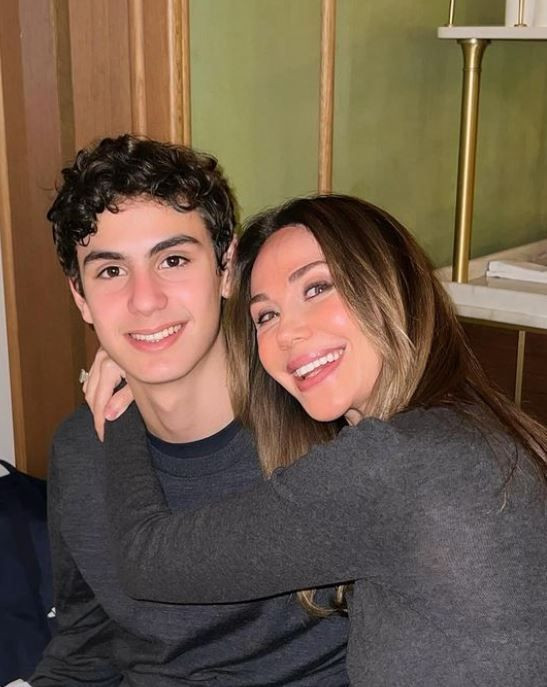 Demet Şener'den oğlu Ömer ve kızı İrem'le yeni poz: Benden mutlusu yok, Ömer'imiz geldi