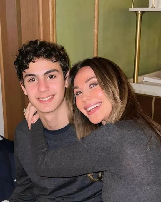 Demet Şener'den oğlu Ömer ve kızı İrem'le yeni poz: Benden mutlusu yok, Ömer'imiz geldi