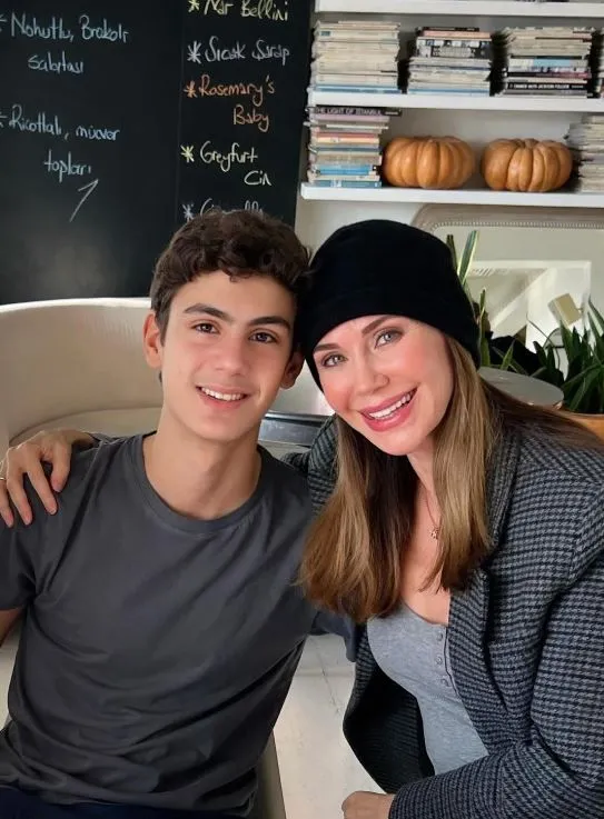 Demet Şener'den oğlu Ömer ve kızı İrem'le yeni poz: Benden mutlusu yok, Ömer'imiz geldi