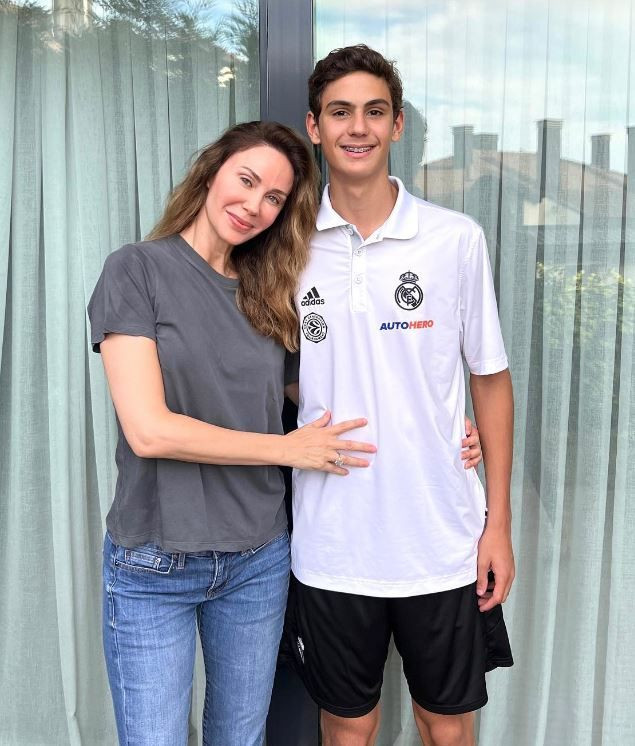 Demet Şener'den oğlu Ömer ve kızı İrem'le yeni poz: Benden mutlusu yok, Ömer'imiz geldi