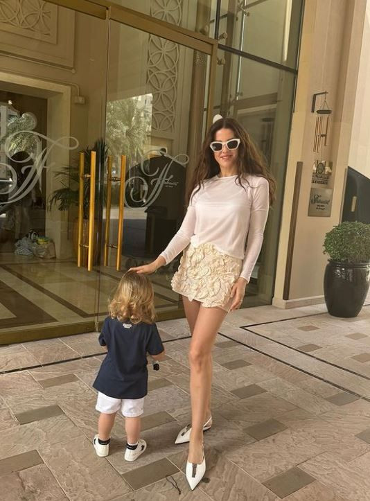 Başak Dizer'den oğlu Kurt Efe ile Dubai pozu