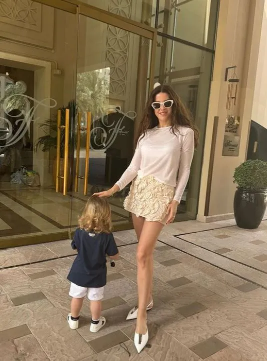 Başak Dizer'den oğlu Kurt Efe ile Dubai pozu