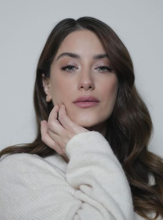 Hazal Kaya imaj değişikliğine gitti! Saçlarını kısacık kestirdi