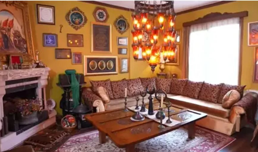 Yaşar Alptekin dört katlı villasının kapılarını açtı