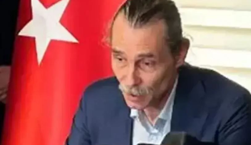 Erdal Beşikçioğlu teşekkür konuşmasına eşiyle el ele geldi