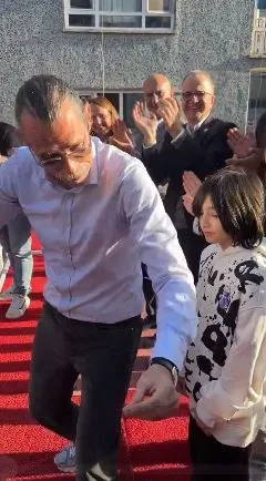Erdal Beşikçioğlu teşekkür konuşmasına eşiyle el ele geldi