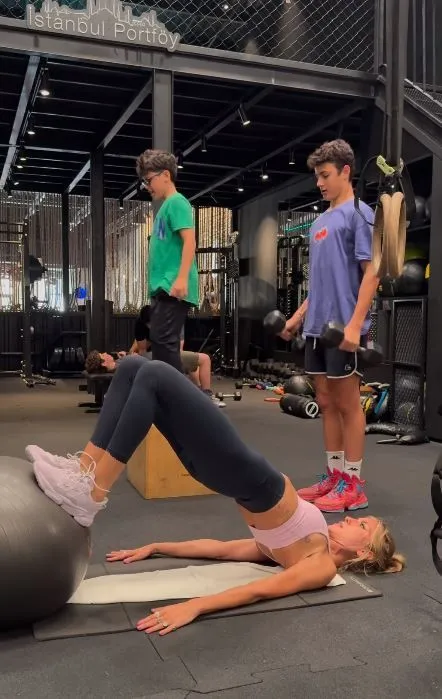 Çağla Şıkel oğulları Kuzey ve Uzay ile spor yaptığı anları paylaştı