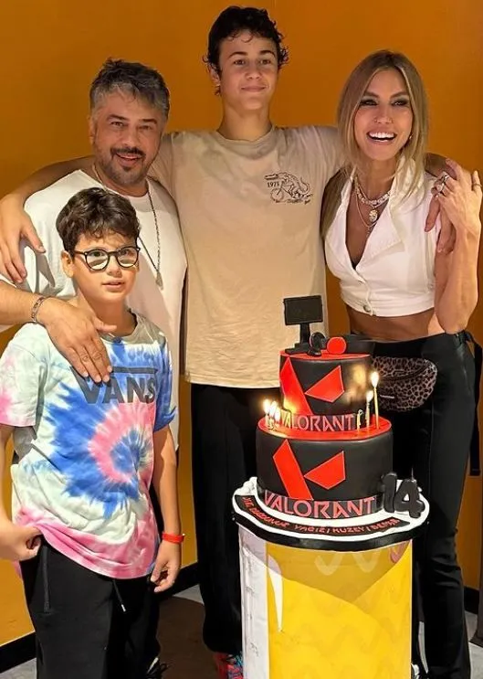 Çağla Şıkel oğulları Kuzey ve Uzay ile spor yaptığı anları paylaştı