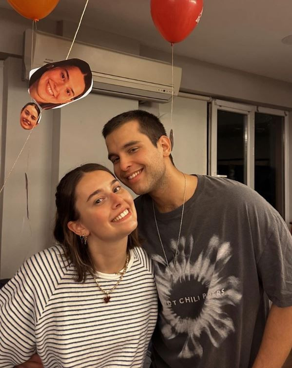 Mehmet Aslantuğ ve Arzum Onan'ın oğlu Can Aslantuğ sevgilisinin doğum gününü kutladı! Görenler Arzum Onan'a benzetti Mehmet Aslantuğ ve Arzum Onan'ın oğlu Can Aslantuğ sevgilisinin doğum gününü kutladı! Görenler Arzum Onan'a benzetti