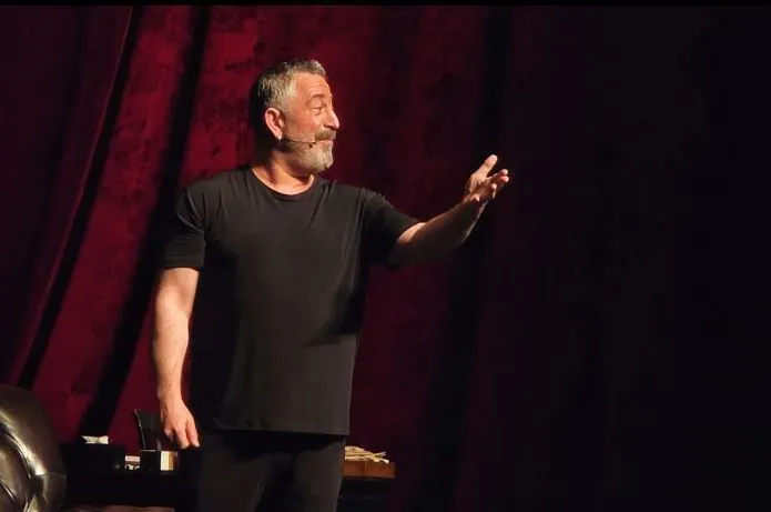 Hasan Can Kaya'dan Cem Yılmaz'a: Oyuna benim yerime veteran komedyen girmiş, çabasını olumlu buldum