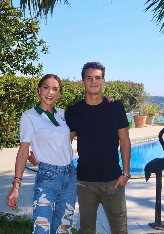 Ebru Şallı, oğlu Beren’le pozlarını paylaştı! "Arkadaş gibiler" yorumları yapıldı
