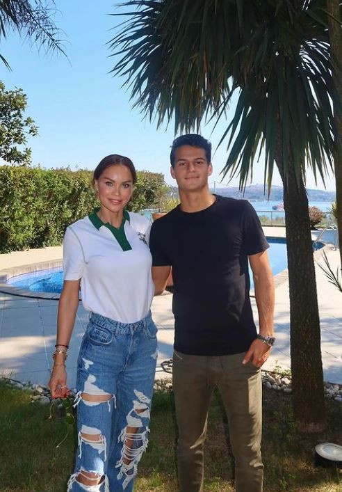 Ebru Şallı, oğlu Beren’le pozlarını paylaştı! "Arkadaş gibiler" yorumları yapıldı Ebru Şallı, oğlu Beren’le pozlarını paylaştı! "Arkadaş gibiler" yorumları yapıldı