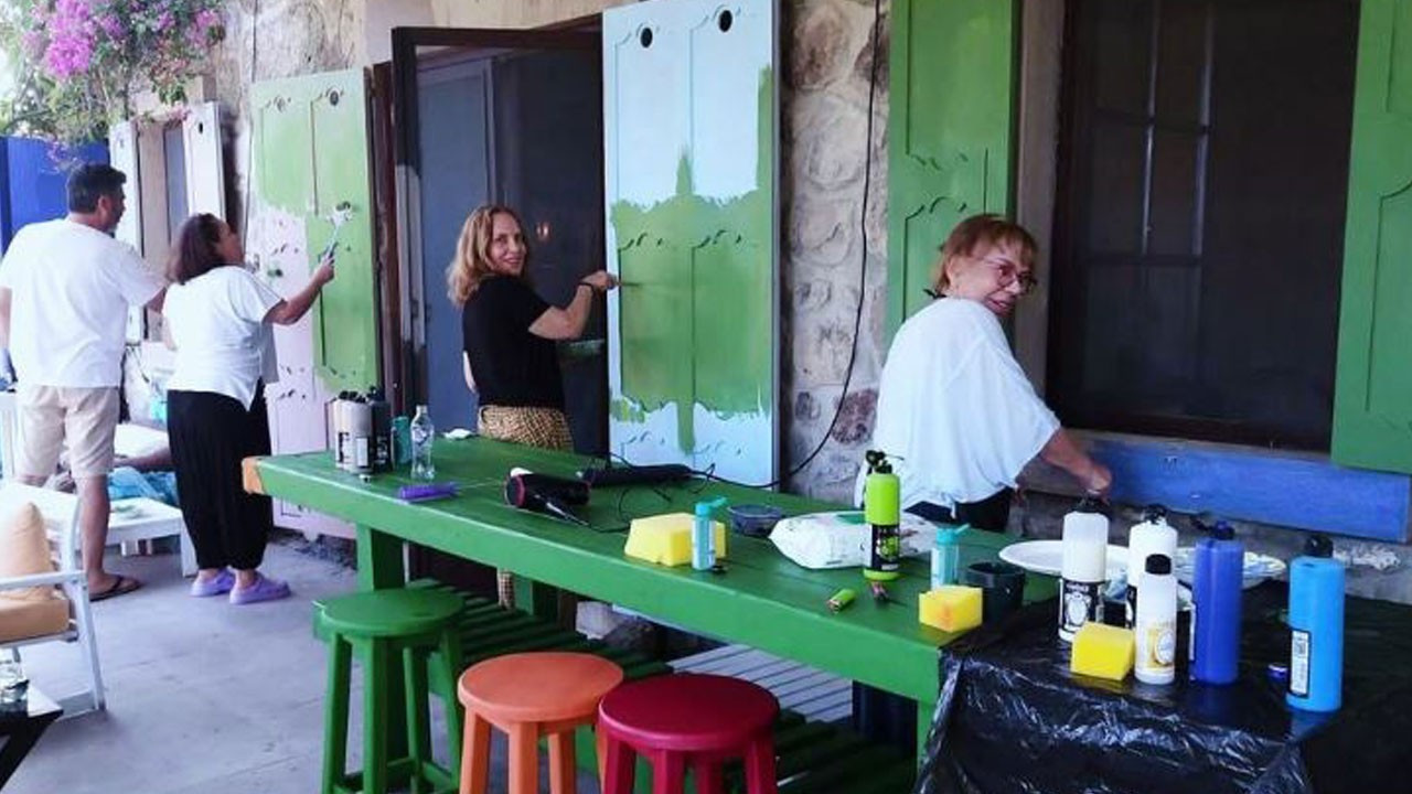 Sertab Erener ve Sezen Aksu ellerine fırçayı alıp boya yaptı