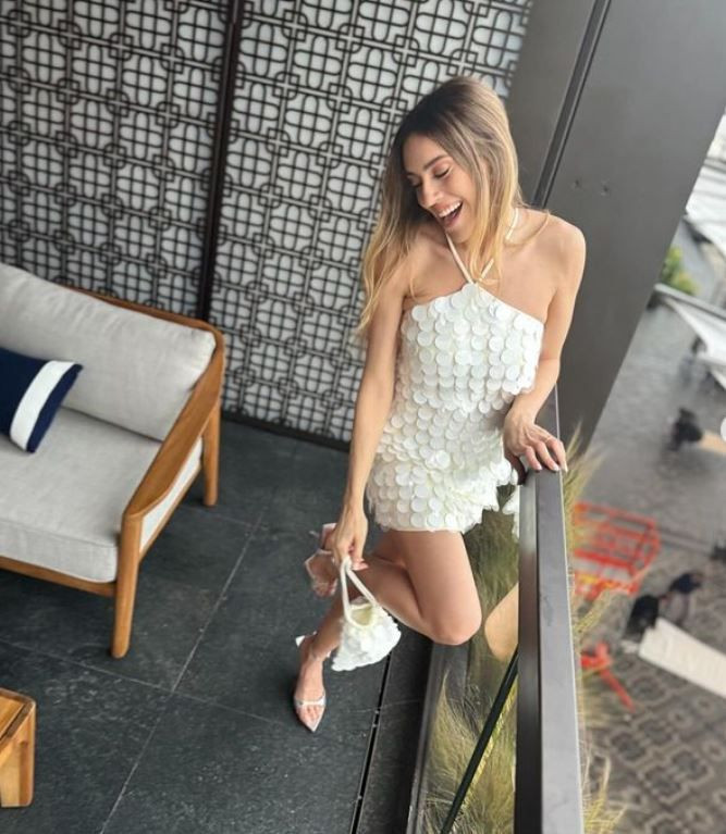 Sinem Kobal'dan beyazlar içinde yeni pozlar