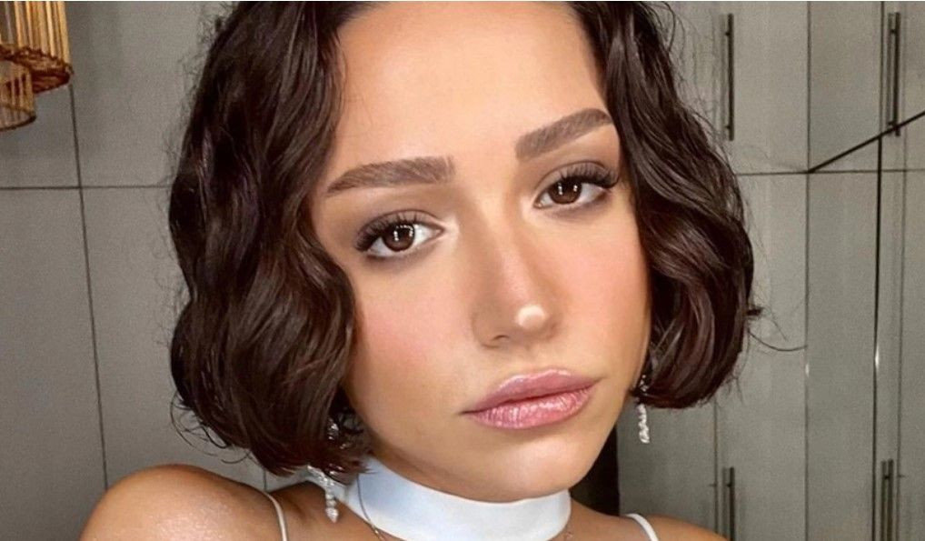 Zeynep Bastık'tan dantel gecelikli paylaşım