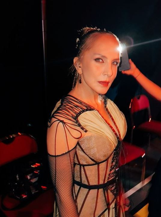 21 yıl sonra Eurovision sahnesine çıkan Sertab Erener şovu ve kıyafeti ile büyüledi