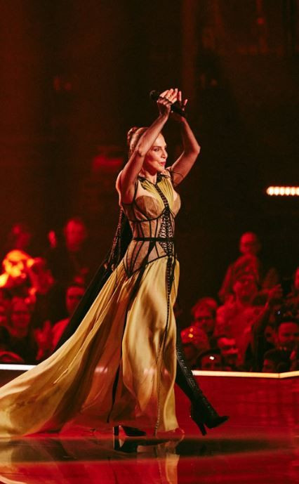 21 yıl sonra Eurovision sahnesine çıkan Sertab Erener şovu ve kıyafeti ile büyüledi