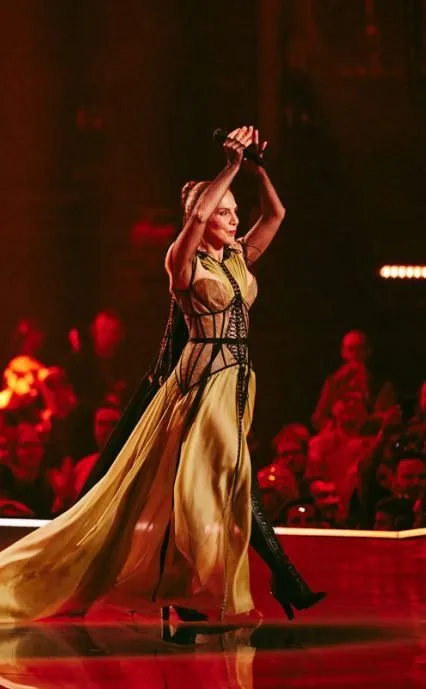 21 yıl sonra Eurovision sahnesine çıkan Sertab Erener şovu ve kıyafeti ile büyüledi