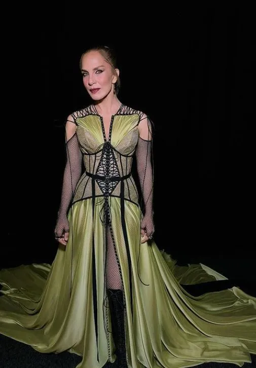 21 yıl sonra Eurovision sahnesine çıkan Sertab Erener şovu ve kıyafeti ile büyüledi