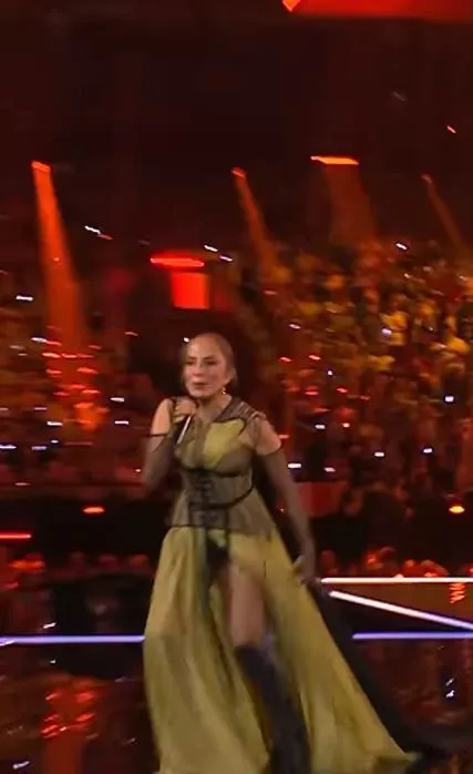 21 yıl sonra Eurovision sahnesine çıkan Sertab Erener şovu ve kıyafeti ile büyüledi