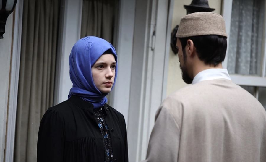 Kızıl Goncalar dizisinin sezon finalinden ilk fragman:  "Postu almaya geldin"