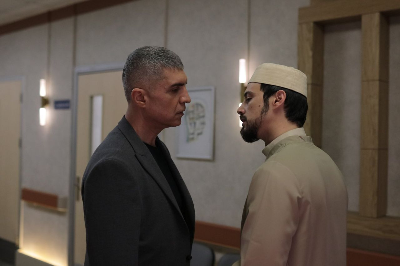 Özcan Deniz'den rol arkadaşı Mert Yazıcıoğlu'na övgü: Helal sana arslanım
