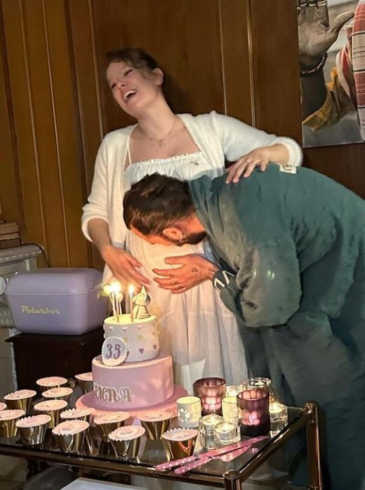 Anne olmak için gün sayan Burcu Biricik ve eşinden yeni poz