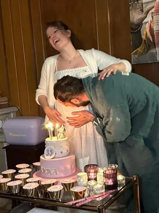 Anne olmak için gün sayan Burcu Biricik ve eşinden yeni poz