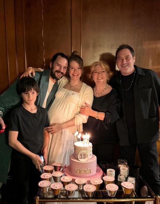 Anne olmak için gün sayan Burcu Biricik ve eşinden yeni poz