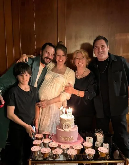 Anne olmak için gün sayan Burcu Biricik ve eşinden yeni poz