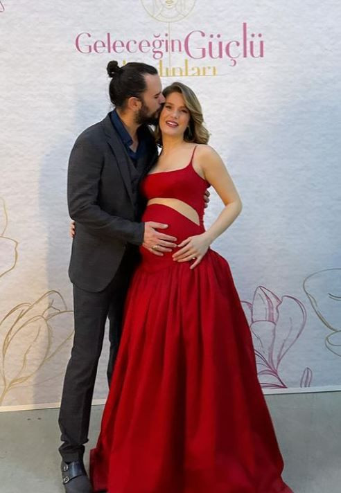 Anne olmak için gün sayan Burcu Biricik ve eşinden yeni poz