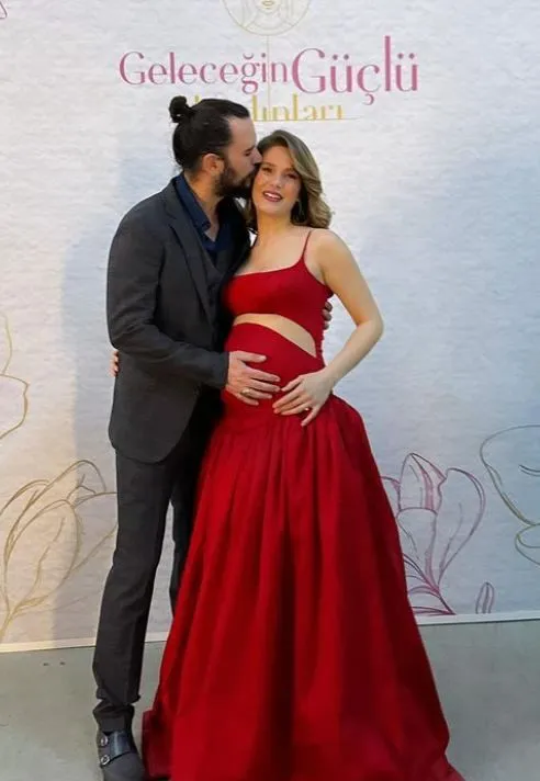 Anne olmak için gün sayan Burcu Biricik ve eşinden yeni poz