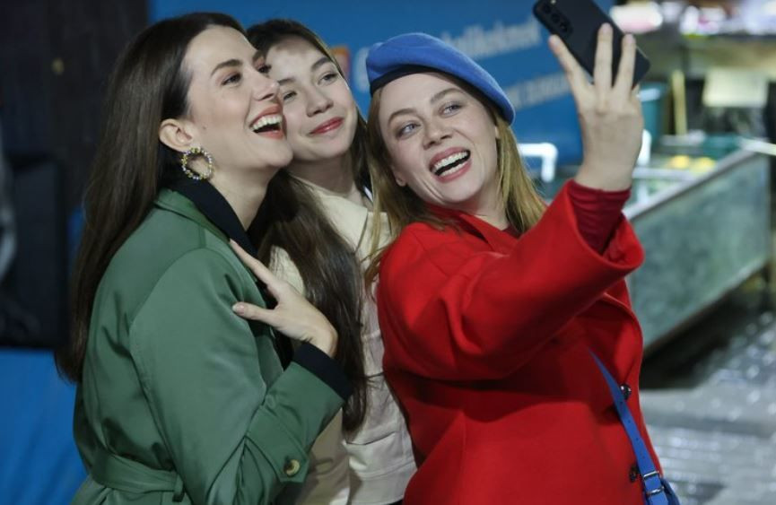 Bahar dizisinin yeni bölümünden ilk fragman: "Biz susarak da anlaşıyoruz"