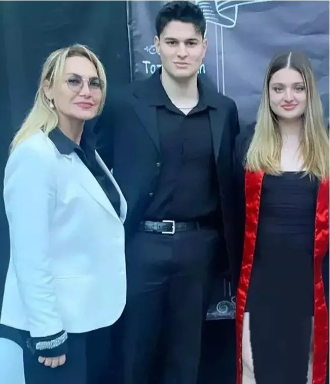 'Nafaka' krizi yaşayan Hilal Özdemir ile Hazım Körmükçü'nün kızı mezun oldu
