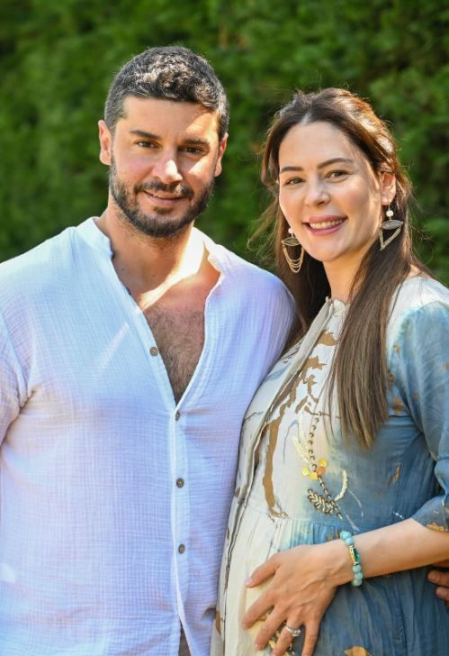 Yıldız Çağrı Atiksoy ve Berk Oktay’dan müjdeli haber! Bebeklerini kucaklarına aldılar