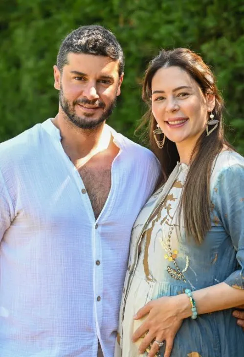 Yıldız Çağrı Atiksoy ve Berk Oktay’dan müjdeli haber! Bebeklerini kucaklarına aldılar