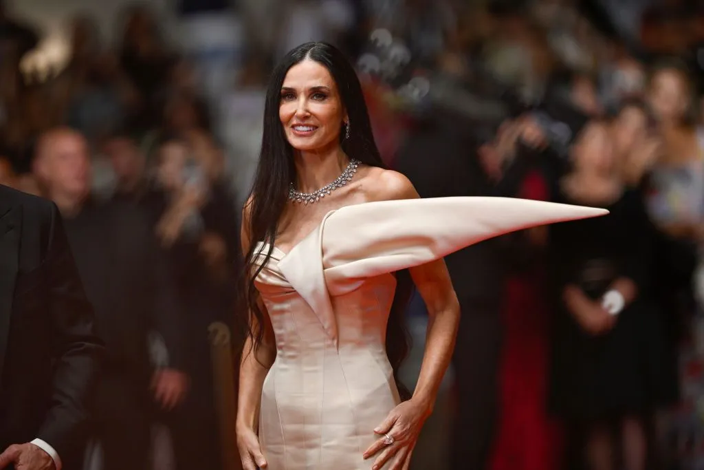 61 yaşında olduğuna kimse inanmıyor! Demi Moore'un Cannes stili tam not aldı