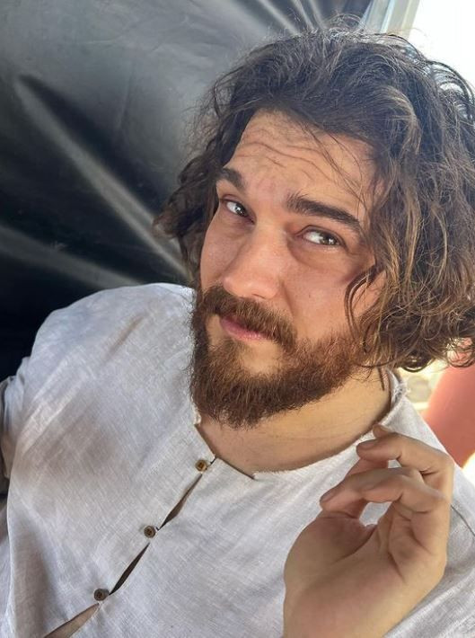 Çağatay Ulusoy 'Kübra' dizisi setinden fotoğraflar paylaştı