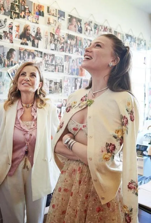 Serenay Sarıkaya'dan yeni pozlar! Çiçekli kombini beğeni topladı