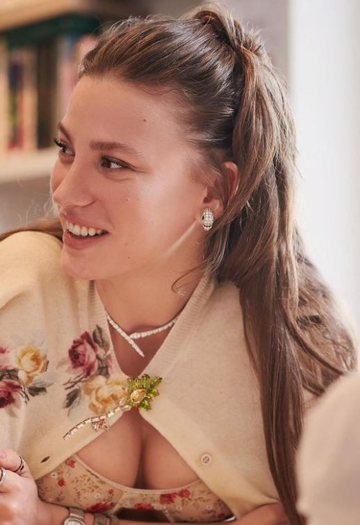 Serenay Sarıkaya'dan yeni pozlar! Çiçekli kombini beğeni topladı