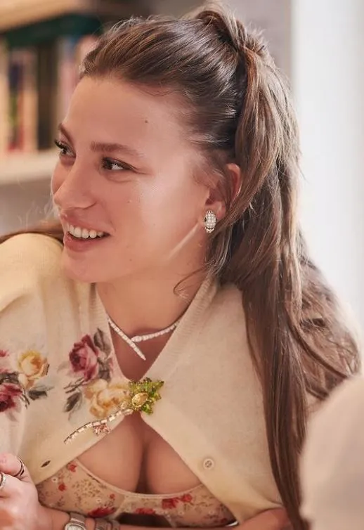 Serenay Sarıkaya'dan yeni pozlar! Çiçekli kombini beğeni topladı