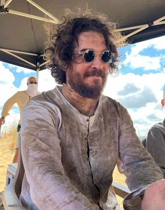 Çağatay Ulusoy 'Kübra' dizisi setinden fotoğraflar paylaştı